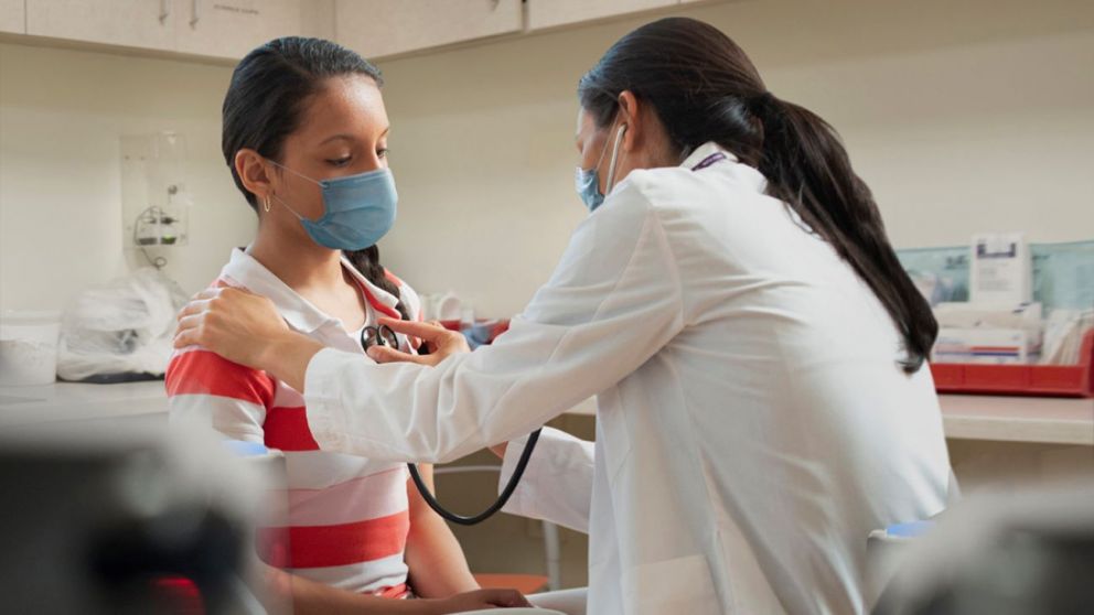 De presentar síntomas, no hay que automedicarse, sino acudir al médico