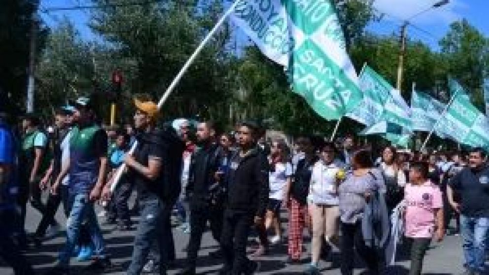 Hugo Moyano, secretario general del Sindicato de Camioneros, advirtió que la petrolera estatal pretende suspender por 4 meses a los trabajadores del sector como una "artimaña para eliminar los puestos de trabajo" en medio de la reversión de los pozos de