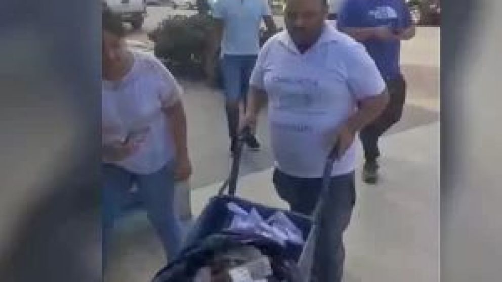 El propietario de una fábrica de chorizos ingresó a la Cooperativa de electricidad de Huinca Renancó acarreando más de $840.000 en billetes de $100 y $200. La boleta ascendió a más de $1 millón y el comerciante estaba indignado.