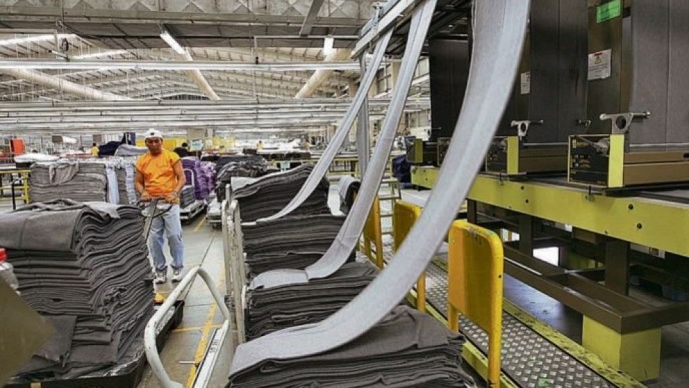 El inicio de las clases y de las actividades deportivas permitió mejoras en la actividad textil