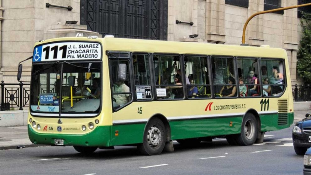Paro de colectivos por 12 horas en reclamo de mejoras en el salario mensual