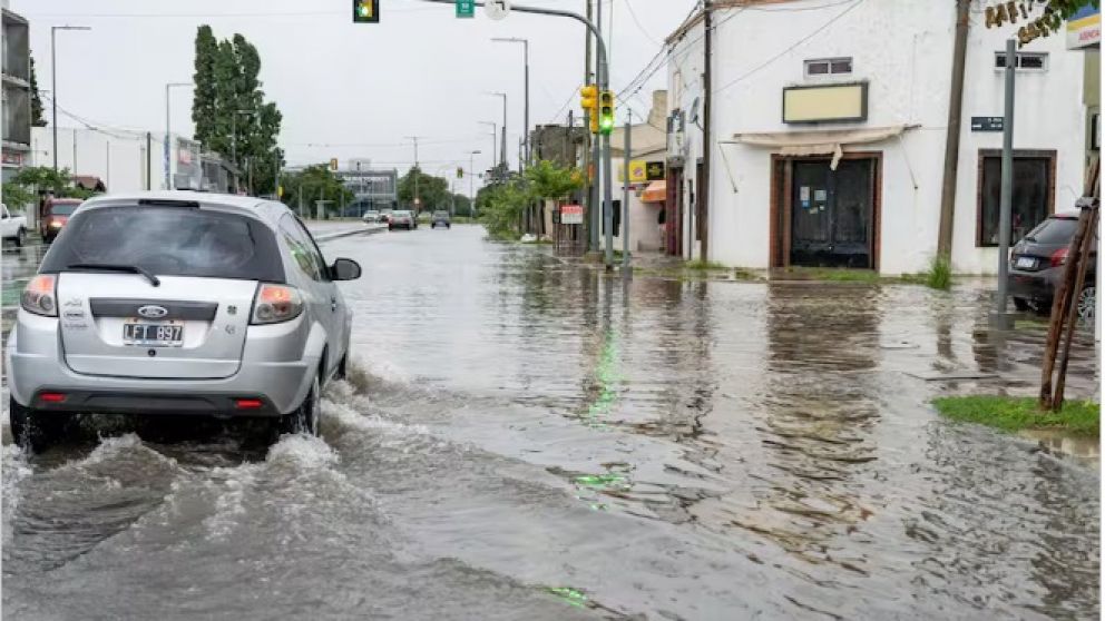 Tras el temporal, reconstruyen la red eléctrica dañada en San Nicolás, Campana y Arrecifes