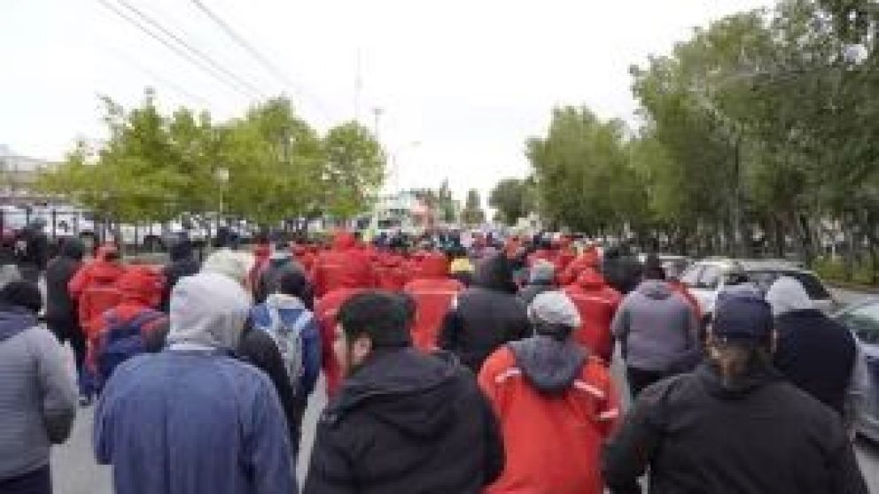 La Cámara de Diputados provincial aprobó por unanimidad una resolución para solicitar al Gobierno nacional la reactivación de las obras en las Represas sobre el Río Santa Cruz. En Río Gallegos, El Calafate y Piedra Buena trabajadores de la construcción m