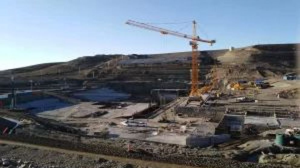 Así lo indicó el vocero del Gobierno Provincial, Carlos Marcel, en dialogo con Radio LU12 AM680 de Río Gallegos. Además, el funcionario aseguró que el gobernador, Claudio Vidal, está en gestiones con autoridades nacionales y las empresas chinas mientras