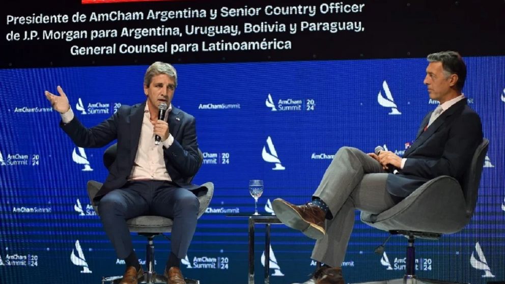 "Cambiar el país tiene que ser de los dos lados", dijo Caputo a los empresarios