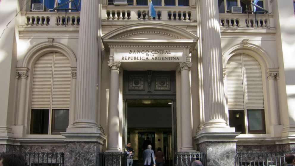 El Banco Central sube las tasas y crea un nuevo instrumento en pesos