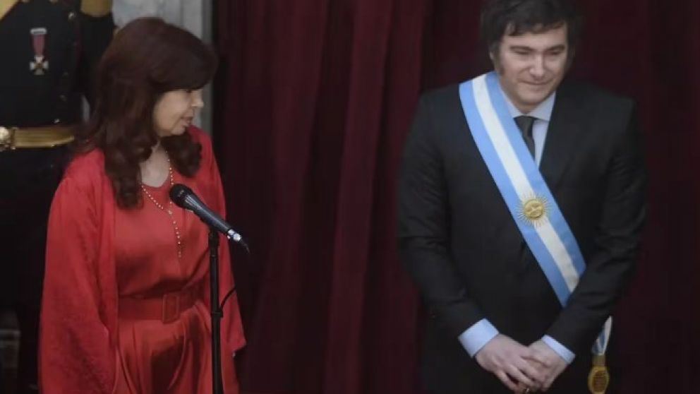 Milei derogó el aumento del sueldo presidencial y propone que Cristina cobre la jubilación mínima
