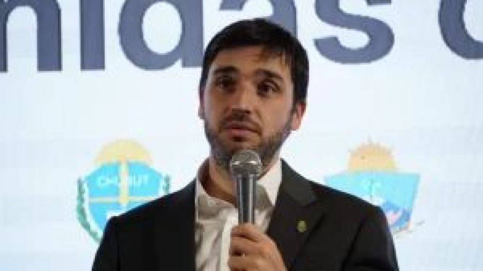  El gobernador de Chubut encabez� la conferencia de prensa en la cumbre de los gobernadores en Madryn y remarc� que "hoy estamos en un momento bisagra de la discusi�n de la coparticipaci�n, los gobernadores vienen a ayudar a la Naci�n".
