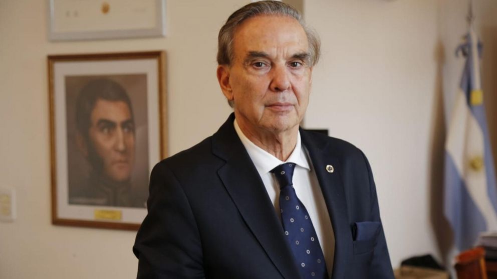 Pichetto reconoció "un notorio atraso" en la actualización de sus sueldos