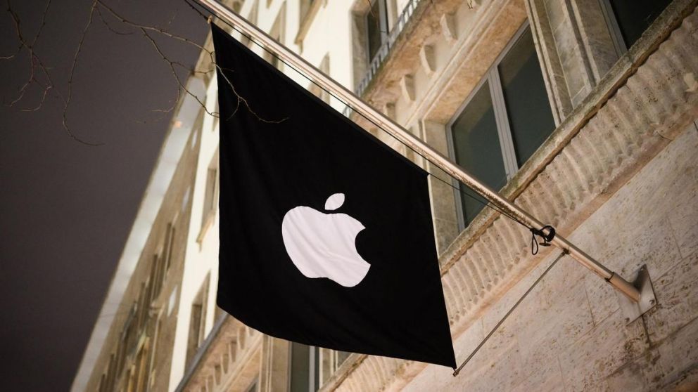 Es primera multa que la UE le aplica a Apple por monopolio