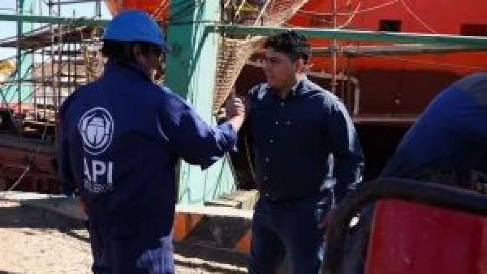  El gobernador de Santa Cruz y el intendente de Caleta Olivia, controlaron los avances del buque �Liliana� en Caleta Paula. Vidal subray� que hay que llevar el recurso de la pesca "al plato de nuestros j�venes" y destac� la necesidad que la planta pesquer