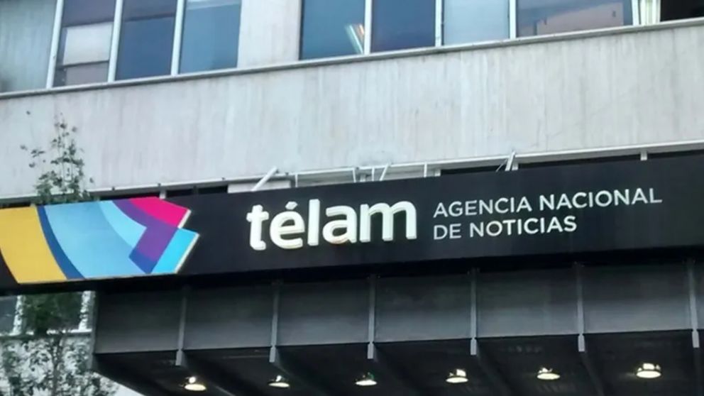 La agencia Telam fue vallada por efectivos policiales y el servicio periodístico dejó de funcionar