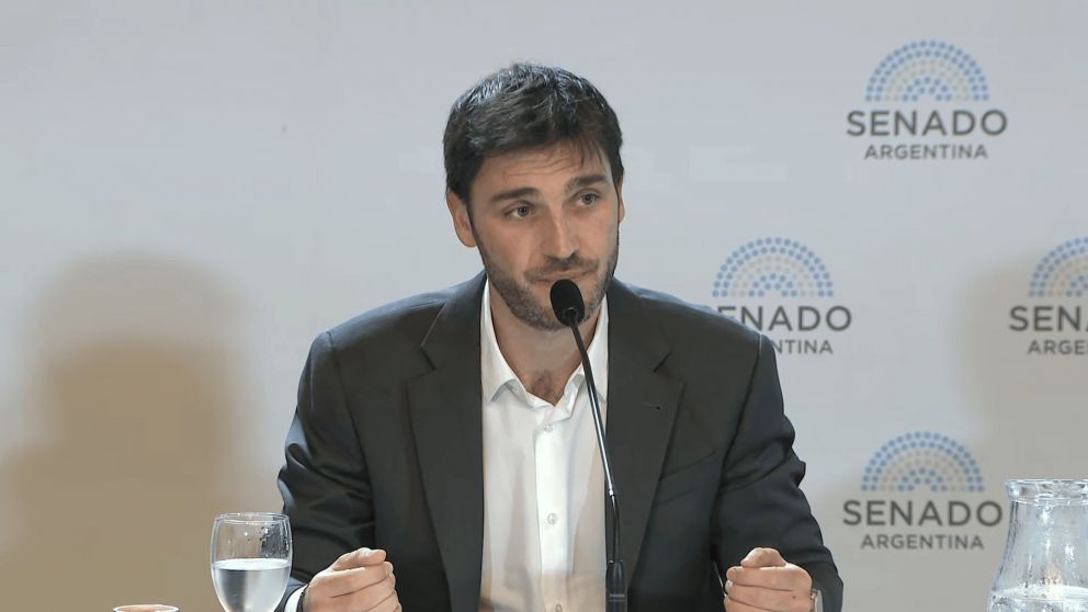 Nacho Torres encabezó la conferencia de prensa en la Cámara alta