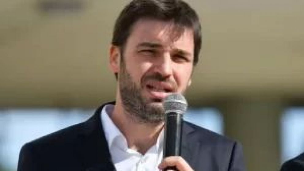 El vocero presidencial, Manuel Adorni, apuntó nuevamente contra el gobernador de Chubut, Ignacio Torres. El funcionario aseguró que el Gobierno nacional envió $21.971 millones a la provincia y marcó que la provincia celebró distintos festivales.