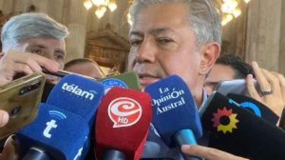 El gobernador de Neuquén conversó con la prensa tras la conferencia de prensa que brindaron los mandatarios patagónicos. Con respecto al anuncio de más ajustes para el interior, dijo que "la coparticipación y otros recursos que son propios de las provinc
