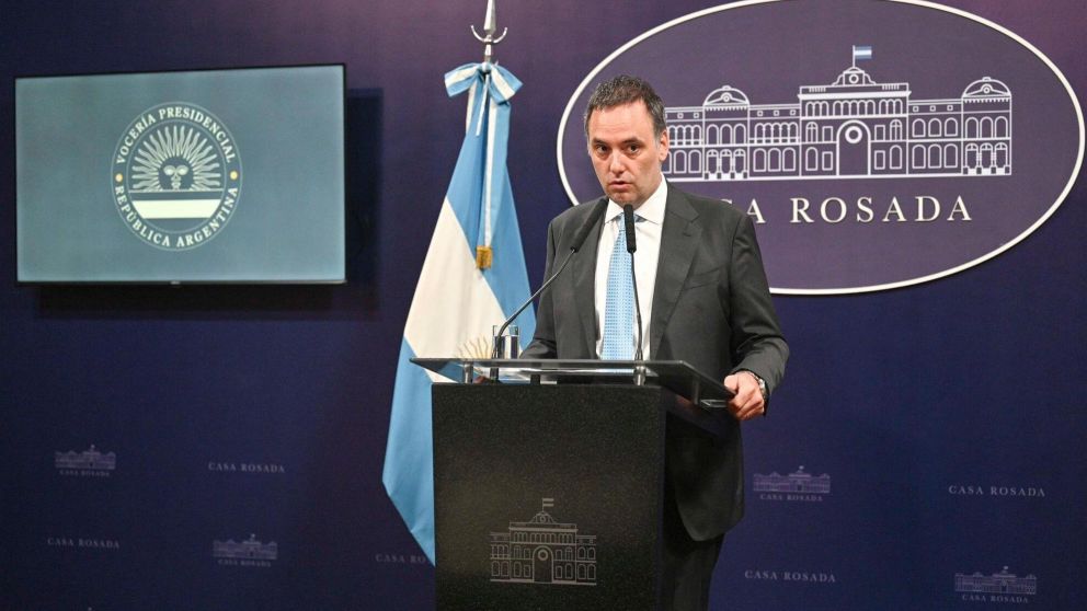 El Gobierno elimina por decreto los fondos fiduciarios y analiza el futuro de la Ley Ómnibus