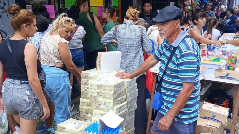 Hay tanta gente de compras en Once que a veces cortan el tránsito