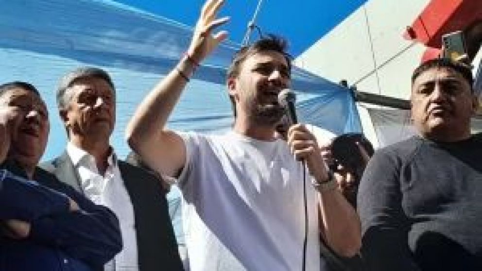 Así lo manifestó el gobernador del Chubut, "Nacho" Torres, durante la masiva movilización de gremios petroleros, camioneros y de la construcción en Comodoro Rivadavia en reclamo por la desinversión en el sector hidrocarburíferos y por la retención de reg