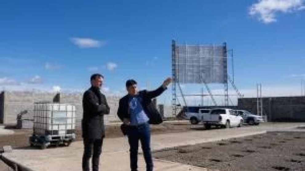  El gobernador de Santa Cruz se reuni� este jueves con el interventor de Yacimientos Carbon�feros R�o Turbio, Thierry Decoud. En la reuni�n manifestaron su compromiso de acompa�ar la labor y las acciones que se impulsen desde la empresa para defender a lo