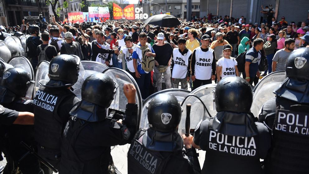 El piquete contra el gobierno de Javier Milei cortó la 9 de Julio