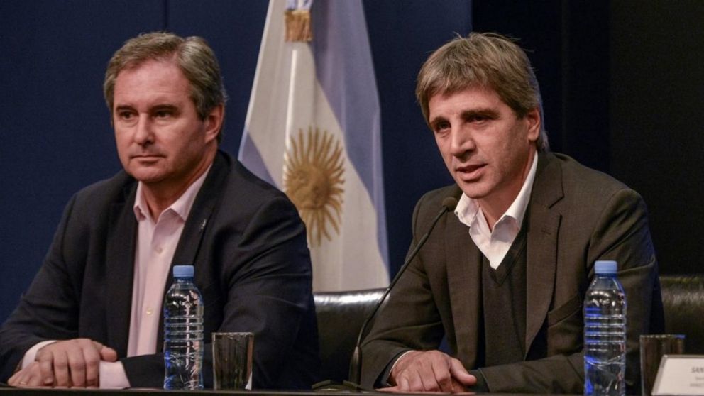 El secretario de Finanzas, Pablo Quirno, junto al ministro de Economía, Luis Caputo