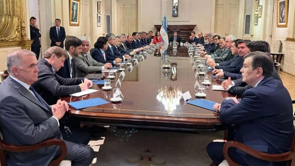 "La única forma de bajar el déficit es ajustar el gasto. Ojalá las provincias lo entiendan"