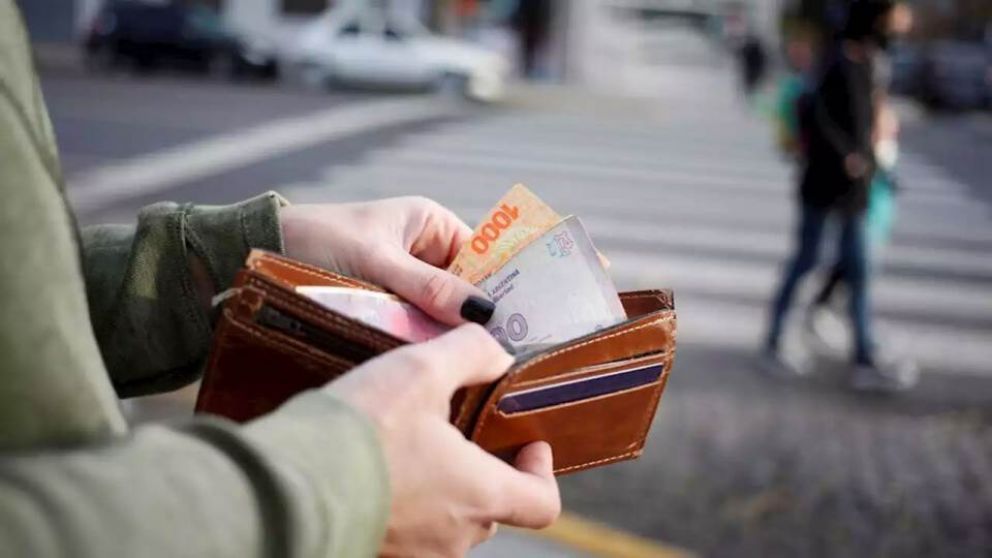 Bono y aumento de salarios de corto plazo dominan las paritarias ante la inflación