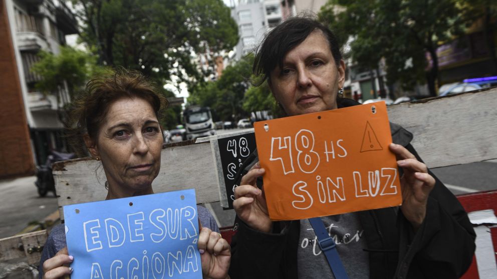 Angustia y protesta de vecinos: sin luz ni agua desde hace más de dos días