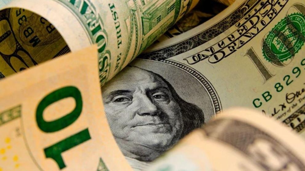 El dólar hoy mantiene una brecha de 50% con el oficial