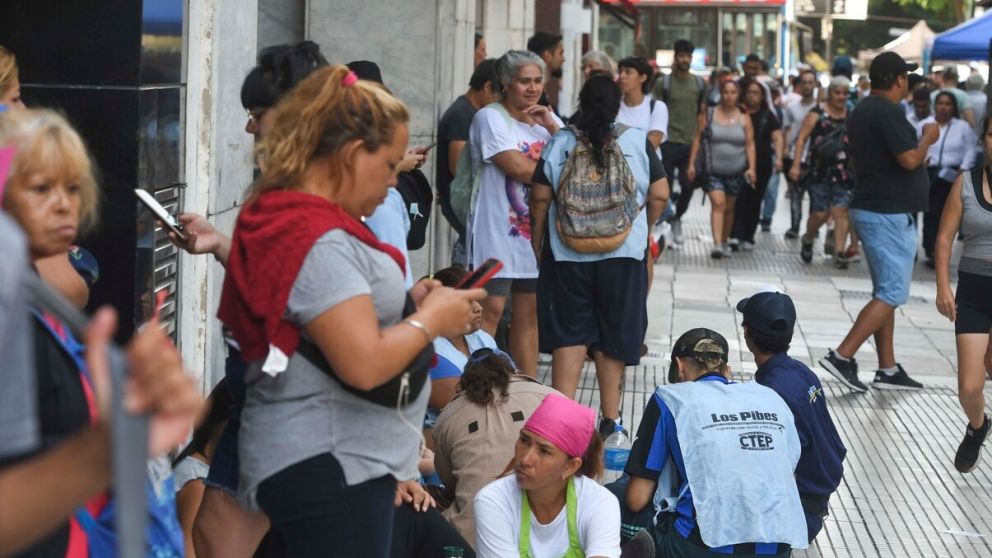 Militantes realizan protesta en forma de "fila de pobreza" para ser atendidos por Pettovello. Se estima que hay 25 cuadras de cola.