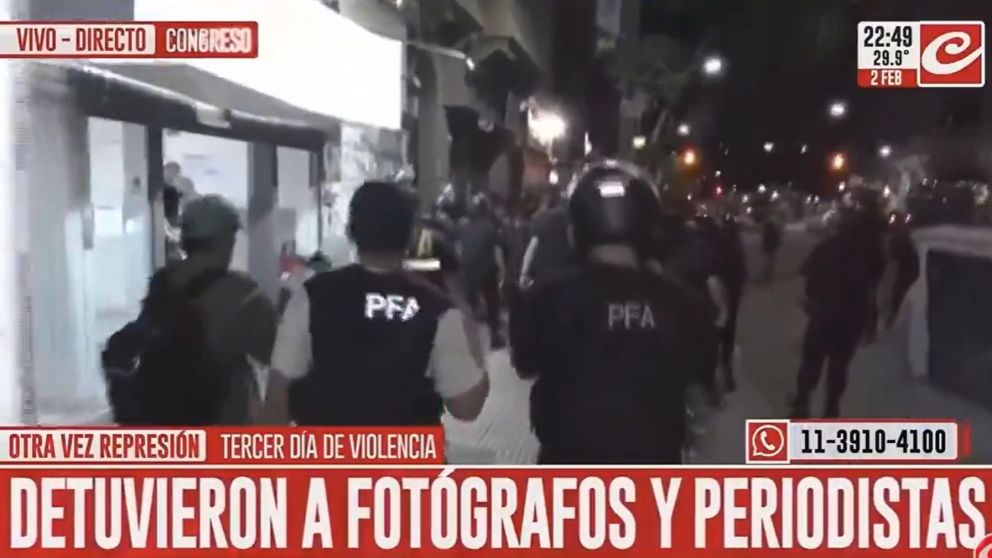 "Le dec�an a la gente que se retire a la vereda y desde la vereda tiraron gas pimienta", narr� Binotti