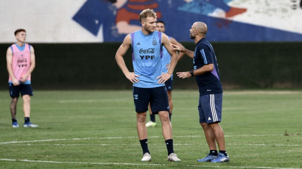 Argentina juega con el eliminado Uruguay para quedarse con el primer puesto del Grupo B