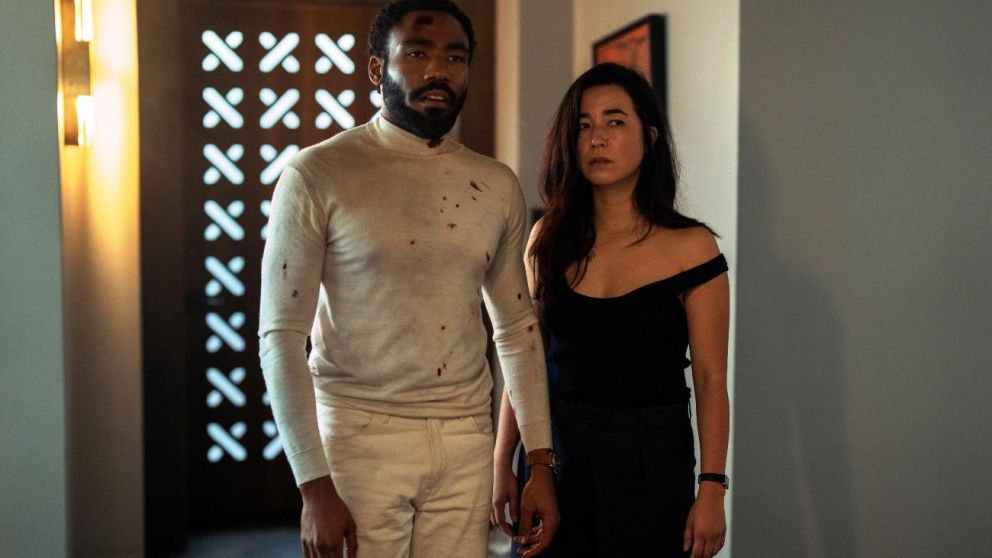 Donald Glover y Maya Erskine, el nuevo dúo de espías.