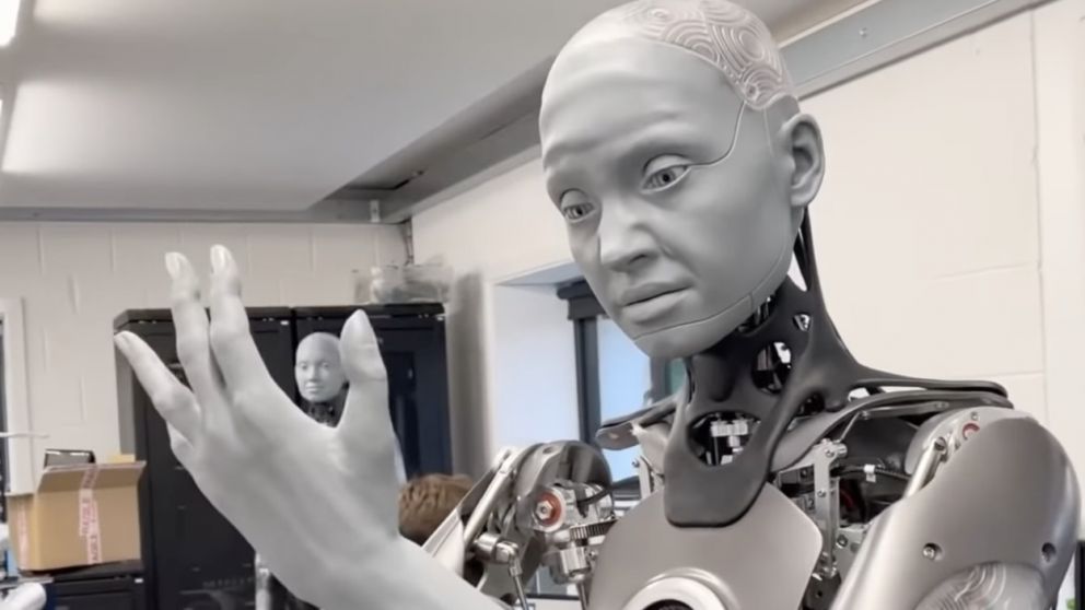 Es consciente de sí mismo y puede mantener conversaciones con naturalidad