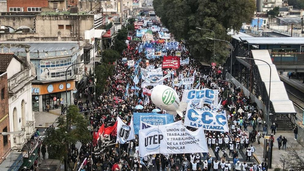 Las organizaciones sociales ganan la calle ante la agudizaci�n de la crisis.