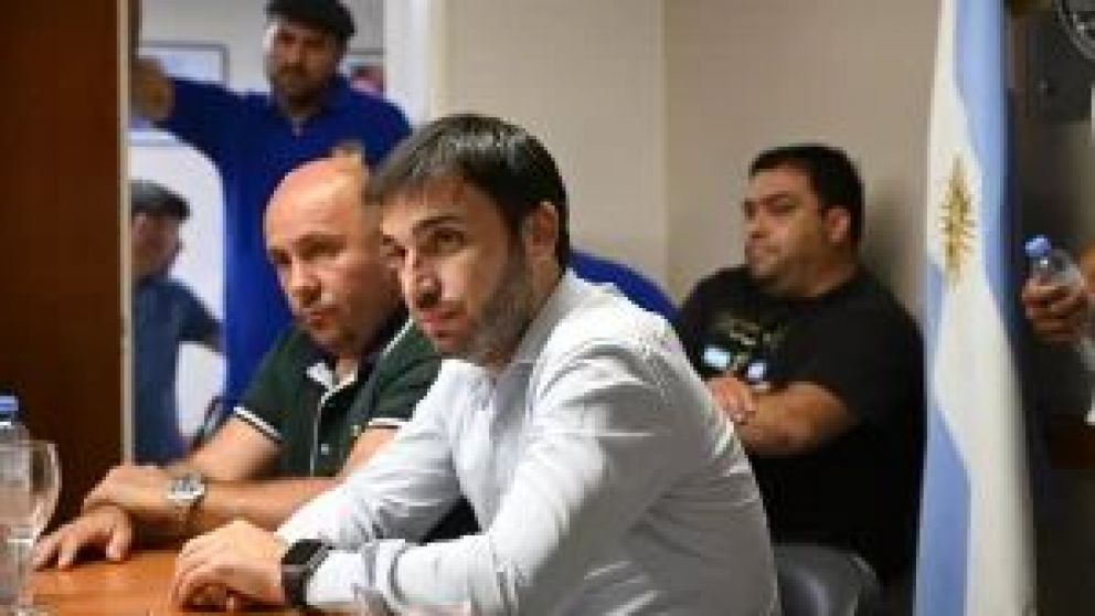  Luego del encuentro que mantuvieron el gobernador y el intendente de Puerto Madryn con las c�maras de la pesca y representantes de los principales gremios del sector, este mi�rcoles se reanudar�an las actividades pesqueras en la regi�n. 