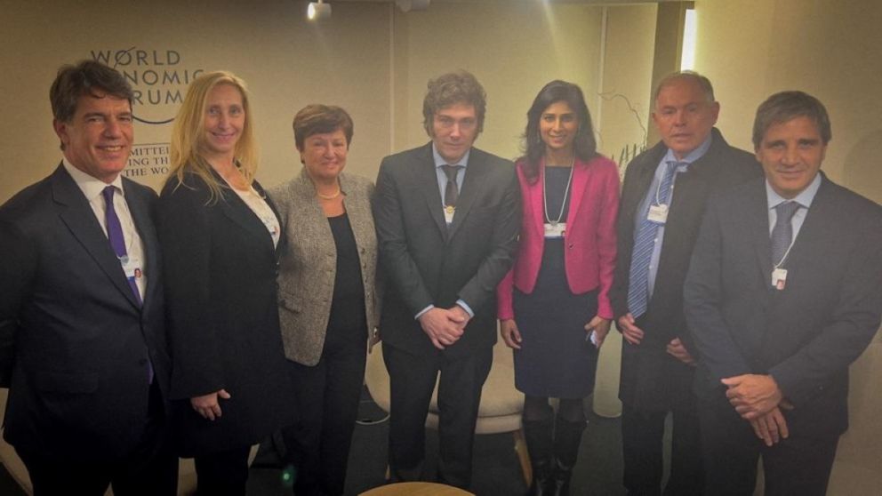 El equipo económico junto a las representantes del FMI en Davos