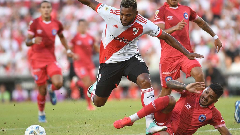 River se qued� sin resto y empat� con Argentinos en un debut opaco por la Copa de la Liga