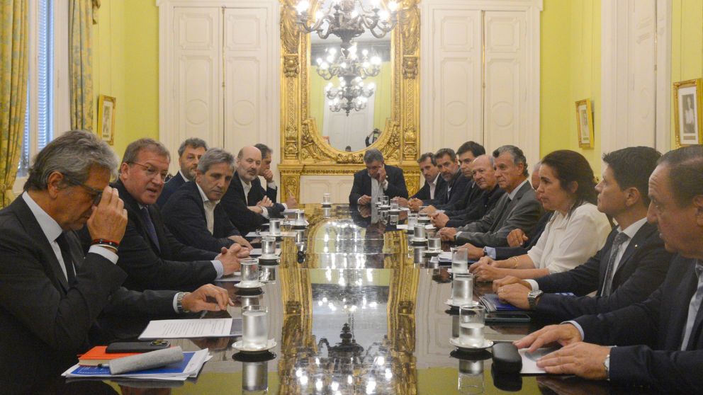 Caputo dijo que la mitad del déficit está en las provincias y pidió apoyo a empresarios