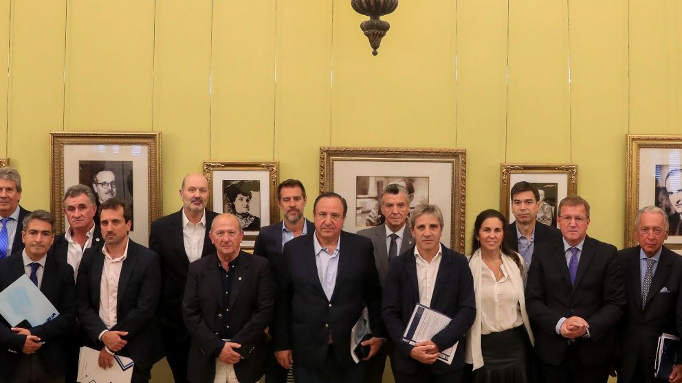 El Gobierno nacional pide apoyo a los empresarios para avanzar con la "ley ómnibus" y el DNU.