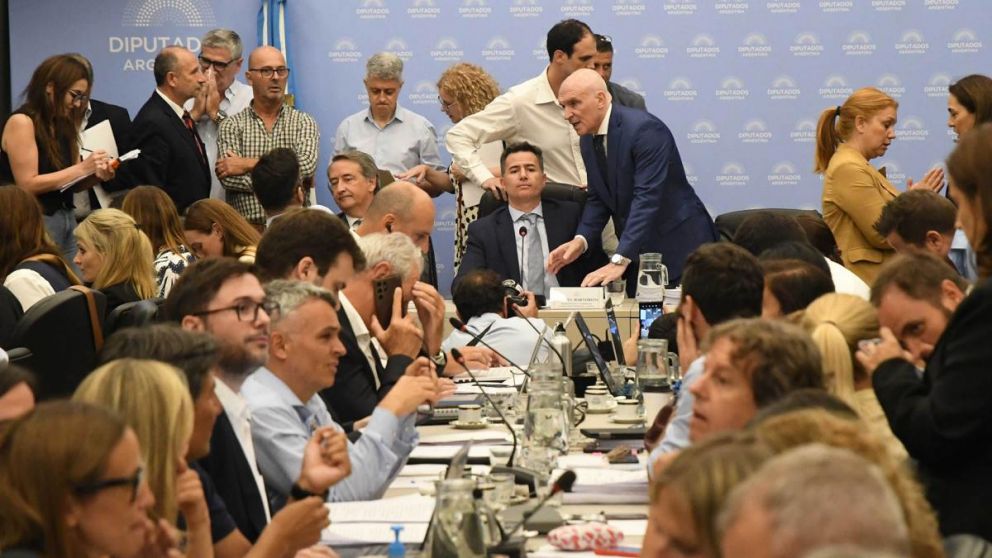 El dictamen de mayoría de la Ley Ómnibus se firmó el miércoles a la madrugada