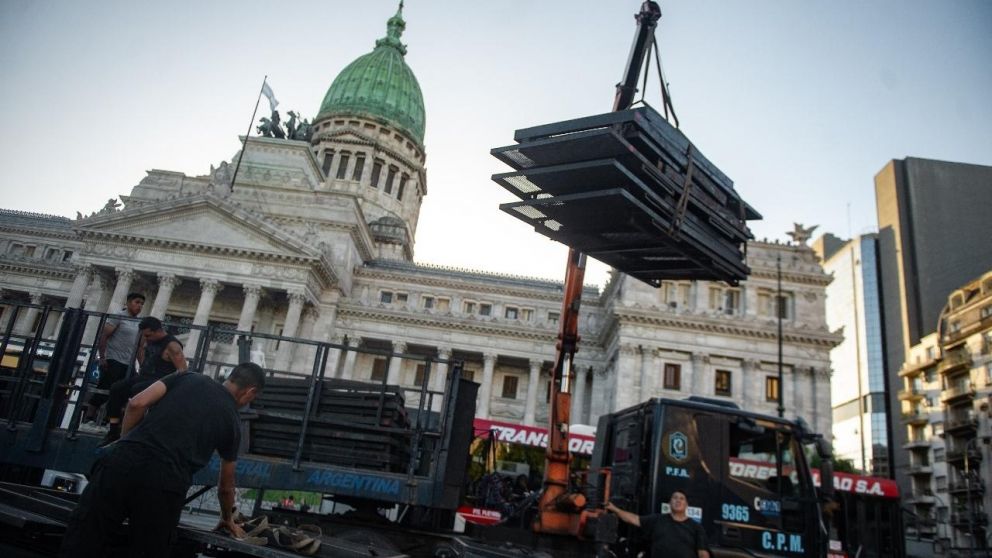 "Las Cámaras deben, en estas sesiones extraordinarias, abocarse al tratamiento del DNU", pidió