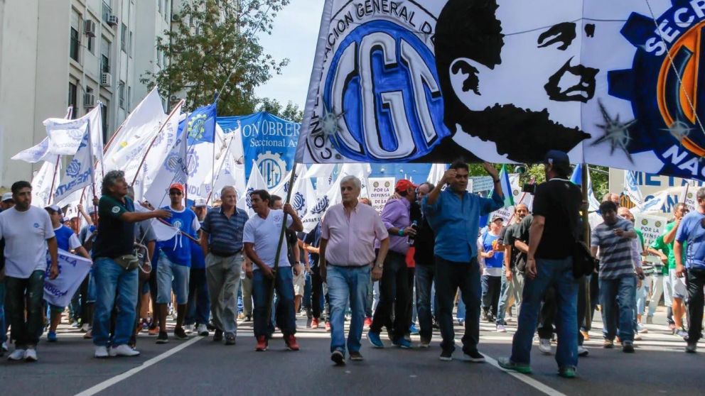 Masiva marcha contra el DNU y la Ley Ómnibus