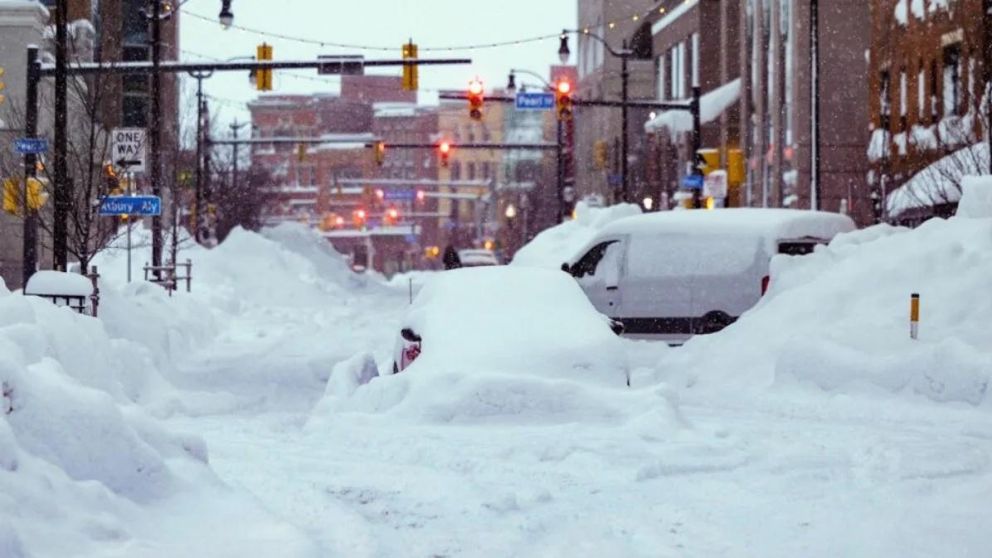 Las intensas nevadas están complicando la circulación e inmovilizando a miles de personas