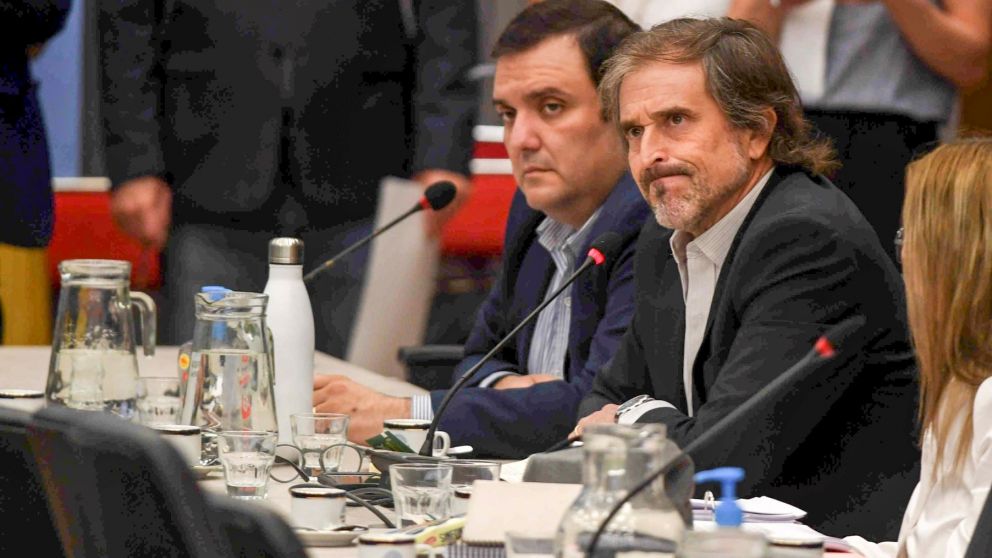 Alberto "Bertie "Benegas Lynch (d), diputado nacional por LLA en el plenario que debate la Ley Ómnibus