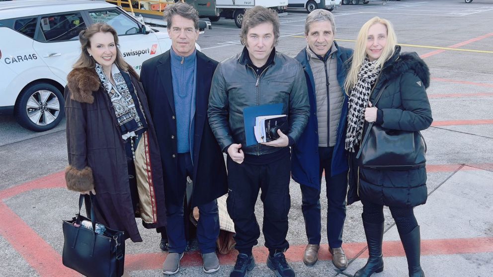 La reducida comitiva que acompa�o al jefe de Estado