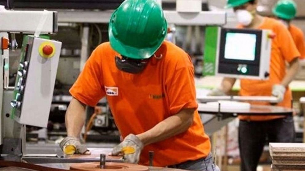 El trabajo industrial se mantiene como una fuente de empleo genuina
