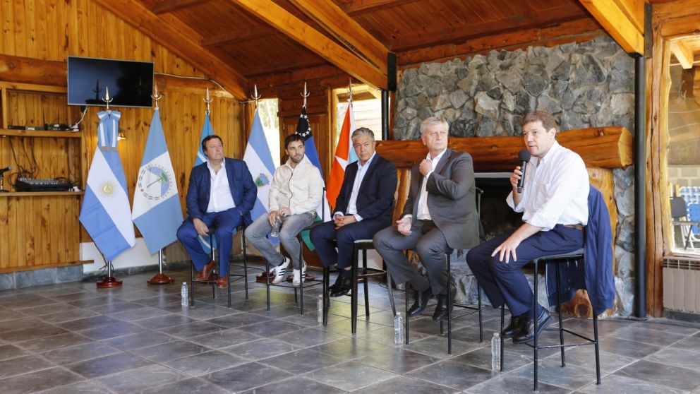 Los gobernadores se plantaron ante Milei en defensa de sus recursos .