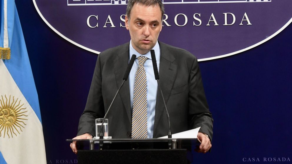 Para Manuel Adorni la suba del dólar es por las dudas en torno al DNU y la ley ómnibus