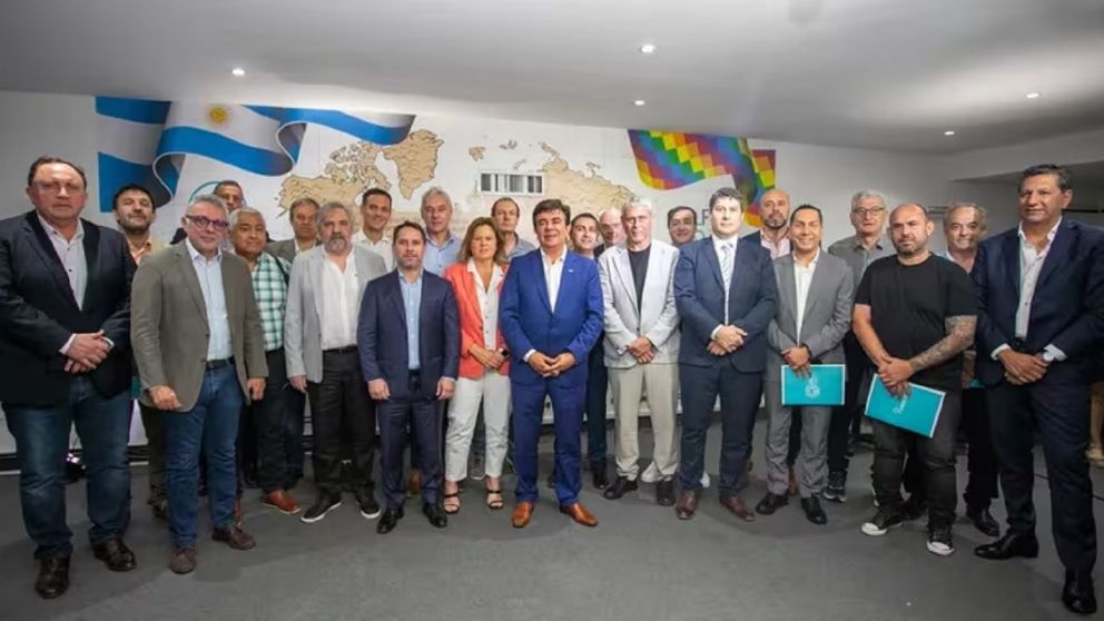 Dieron curso al amparo de 500 intendentes contra el DNU